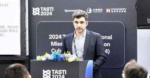 ایرانیان مهاجر، وحید راستی‌نسب، ماهواره فوق سبک،
