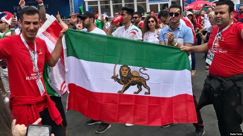در حقیقت مدیران فدراسیون فوتبال جمهوری اسلامی با توسل به این قانون، می‌توانند تماشاگرانی که از پرچم‌هایی بدون نشان مرکزی مورد تایید جمهوری اسلامی یا نشان «شیر و خورشید» را به ورزشگاه آورده‌اند، از ورزشگاه بیرون کنند