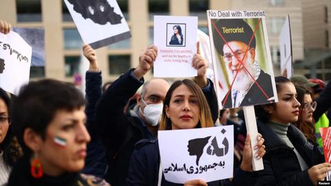 در اطلاعیه شماره ۱۳ این گروه، از ایرانیان خارج از کشور خواسته شده که روز شنبه، ۳۰ مهرماه (۲۲ اکتبر) در تجمع اعتراضی در برلین شرکت کنند. این در حالیست که پلیس آلمان اعلام کرده که ۵۰ هزار نفر برای شرکت در این تظاهرات در پشتیبانی از معترضان ایرانی، ثبت‌نام کرده‌اند