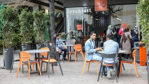 تعطیلی کافه‌پیاده‌روها یا فضای بیرونی رستوران‌ها و کافی‌شاپ‌ها در مشهد، بسیاری از کافه‌ها و رستوران‌ها را وادار به تعدیل نیرو کرده است