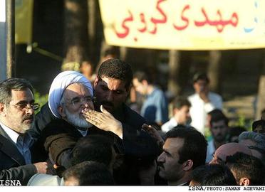 «مهدی کروبی» را می‌توان اولین فردی خواند که در فضای سیاسی به صورت علنی دخالت مجتبی خامنه‌ای در اقدامات حکومتی و انتخابات سال ۱۳۸۴ را مطرح کرد