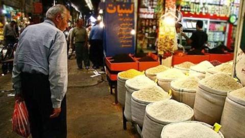 از وقتی که دولت «ابراهیم رئیسی» قیمت آرد را آزاد و چهار کالای اساسی شامل مرغ، تخم‌مرغ، روغن خوراکی و شیر را گران کرد، در ۱۰ استان ایران خیابان‌ها عرصه اعتراض برای معیشت شدند.