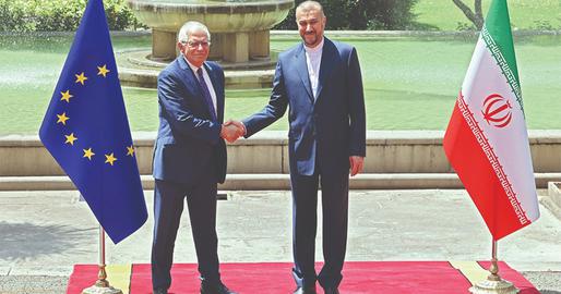 «جوزپ بورل» در تهران با وزیر خارجه جمهوری اسلامی ایران (راست)