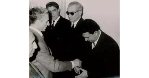 «مئیر عزری» که ۲۰ سال در ایران سفیر اسرائیل بود، از دست شاه نشان قدردانی می‌گیرد