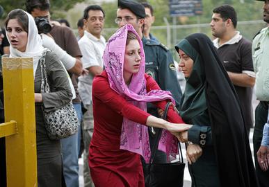 «اسماعیل گرامی‌مقدم»، قائم مقام دبیرکل حزب اعتماد ملی گفته است قانون حجاب و عفاف بسیار هزینه‌بر است و در صورت ابلاغ از سوی «محمدباقر قالیباف»، رئیس مجلس، او باید شخصا مسئولیت تبعات آن را بپذیرد.