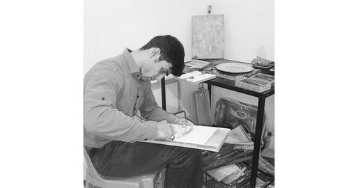 «یاسر الوندیانی» هنرمند است. منبت‌کاری و قلم‌کاری می‌کند و حالا یک ماهی است آثارش را برای تامین هزینه‌های درمان برای فروش گذاشته است.