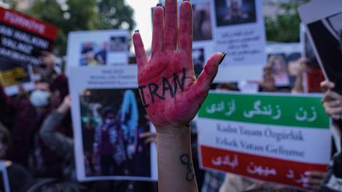تازه‌ترین تحریم‌ها به دلیل سرکوب خشن و خونین اعتراضات شهریور و مهر ۱۴۰۱ در ایران تعیین شده‌اند