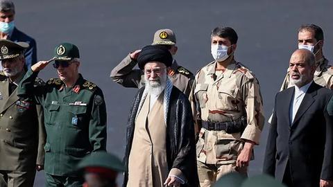 «علی خامنه‌ای» در هفته سوم اعتراضات از یک پادگان و در میان فرماندهان نیروهای مسلح علیه معترضان و شهروندان ایران سخنرانی کرد