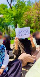 «وضع ایران خرابه، ملا فکر حجابه»؛ تحصن اعتراضی دانشجویان در تهران