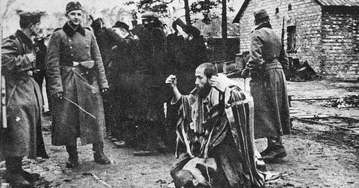 مئیر داگان، که از سال ۲۰۰۲ تا ۲۰۱۱ ریاست موساد را بر عهده داشت، عکسی از سربازان نازی که پدربزرگش را مورد آزار و شکنجه قرار می‌دادند، بر دیوار دفترش نصب کرده بود. او در سال ۲۰۱۵ معنای این عکس را توضیح داد.