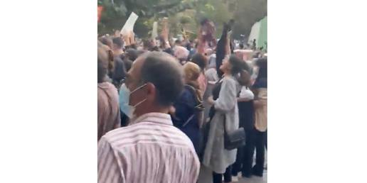 تجمع اعتراضی در بلوار کشاورز تهران با شعار مرگ بر دیکتاتور