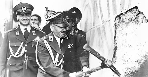 در دوران حکومت پهلوی دوم، به‌ویژه پس از کودتا ۲۸مرداد، فشار و آزار بهاییان از بیش‌ازپیش شد