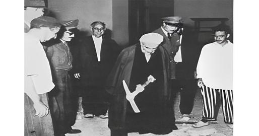 «شمس‌الدین جزایری»، وزیر فرهنگ دولت «رزم آرا»، در مصاحبه‌ای با روزنامه «اتحاد ملی» در ۲۶اردبهشت ۱۳۳۴، اعتراف می‌کند در پی دیداری با سید «حسین طباطبایی بروجردی»، از تندروترین مراجع شیعه و دشمن سرسخت بهاییان دولت رزم آرا اقداماتی را علیه بهاییان آغاز می‌کند