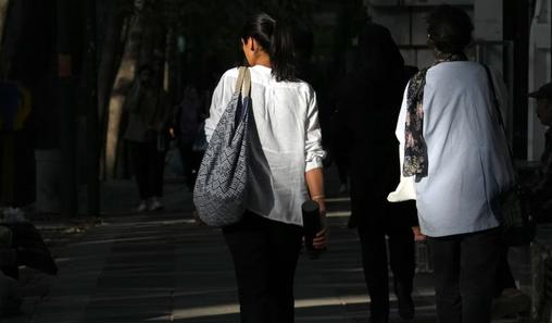 El Parlamento iraní vota a favor de endurecer las penas para los infractores del hijab
