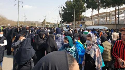 زنان پشت در ورزشگاه مشهد: اعتراض داریم