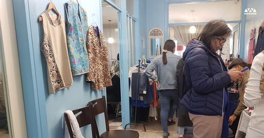 در میان‌شان برخی چهره‌های هنری و بازیگران زن هم بودند. به قول خودشان آمده بودند تا از این زنان کارآفرین حمایت کنند و سهمی هم در یلدایی شدن سفره کودکان محروم داشته باشند