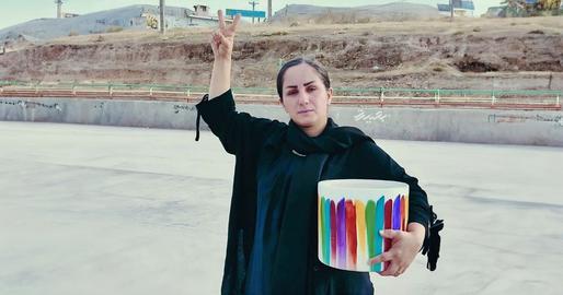 نزدیکان ماه‌منیر می‌گویند تهدیدهای نیروهای امنیتی علیه او از لحظه کشته شدن کیان آغاز و از زمان کشته شدن پویا افزایش یافته، تندتر شده و با خشونت بیشتری ادامه پیدا کرده‌اند