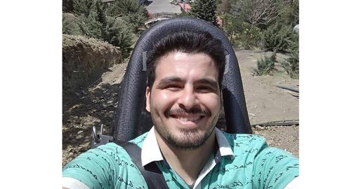 تیرهای ساچمه‌ای نتوانستند لباس‌های تن مجید را رد کنند و به گوشت برسند اما یکی از آن‌ها چشمش را شکافت، از کره چشم رد شد و پشت شبکیه نشست. او هم‌چنان آن ساچمه را با خود به همراه دارد.