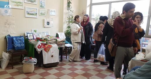 خیلی‌ها آمدند و خرید کردند، از مردم عادی کوچه و خیابان گرفته تا کسانی که صفحات اینستاگرام این زنان کارآفرین را دنبال می‌کنند