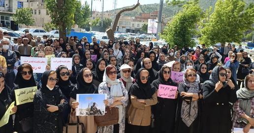 معلمان در پی فراخوان‌های شورای هماهنگی، سال ۱۴۰۱ را با تجمع اعتراضی برگزار کردند.