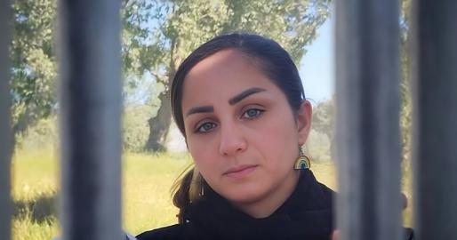 یک فرد مطلع: تقریبا کسی در شهر ایذه به صورت مستقیم نمی‌تواند با این خانواده در ارتباط  باشد یک منبع مطلع به «ایران‌وایر» می‌گوید: «خانواده مولایی‌راد و پیرفلک از همه چیز عقب کشیده‌اند، چون واقعا به شدت تحت فشار بودند و در حال حاضر هم تحت فشار هستند.» به گفته این فرد مطلع، تقریبا کسی در شهر ایذه به صورت مستقیم نمی‌تواند با این خانواده در ارتباط  باشد و مدام اطرافیان آن‌ها را به هر بهانه‌ای تهدید می‌کنند. این فرد اضافه می‌کند:‌ «خیلی شدید تحت نظر هستند.» #ماه‌_منیر_کجاست؟