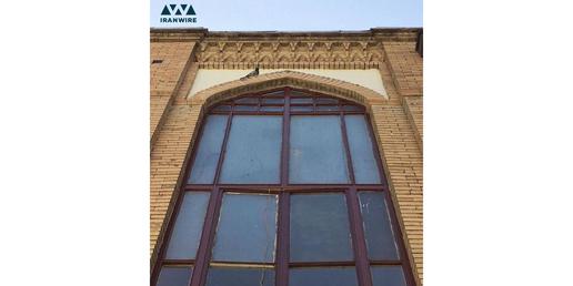 مدرسه ژاندارک در بافت اصیل و قدیمی تهران، حوالی خیابان «منوچهری» قرار دارد.