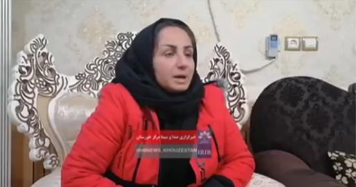 عصر آن روز، ماه‌منیر را با لباس عزا و کاپشنی سرخ نشاندند مقابل دوربین اعتراف اجباری