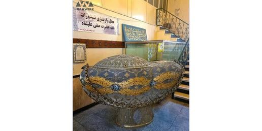 یک قرن از عمر این بنا می‌گذرد اما هنوز آراسته است.