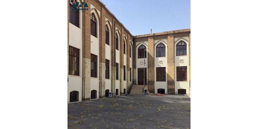 این مدرسه را «نیکولای مارکوف»، معمار بزرگ روس که بعد از انقلاب روسیه به ایران آمده بود و در شهرداری تهران کار می‌کرد، بنا کرده است.