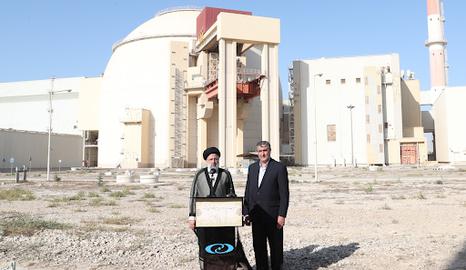 از راست: «محمد اسلامی»، رییس سازمان انرژی اتمی و «ابراهیم رئیسی»، رییس جمهوری ایران در برابر نیروگاه اتمی بوشهر. مقام‌های جمهوری اسلامی هیچ اطلاعاتی درباره وضعیت مرکز دفن زباله‌های اتمی که در اصفهان قرار دارد، به شهروندان ایرانی نداده‌اند