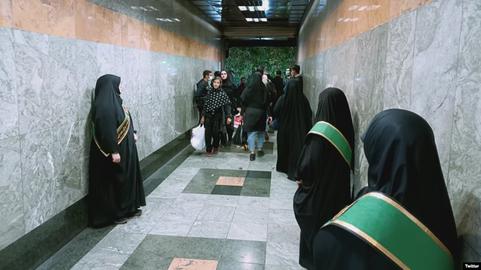 ۹ تن از فعالین سیاسی و روشنفکر ایرانی، در روز دوشنبه ۲۶آذر۱۴۰۲ با انتشار بیانیه‌ای، پافشاری جمهوری اسلامی در رابطه با سیاست حجاب اجباری را محکوم و آن را «یک معضل بزرگ اجتماعی، سیاسی و امنیتی» عنوان کردند.