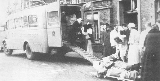 اتوبوس‌های که نازی‌ها به وسیله آن بیماران را از بیمارستان «آیسبرگ»، در نزدیکی ویسبادن، به مرکز «اتانازی هادامار» می‌بردند