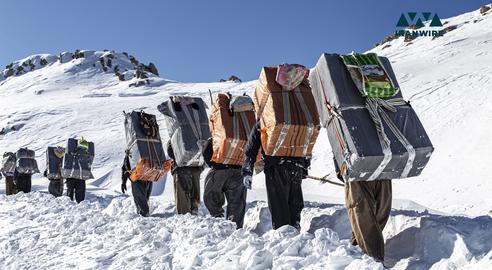 Border forces of the Islamic Republic shot and seriously wounded two kolbars amid an escalation of violence against the transborder porters