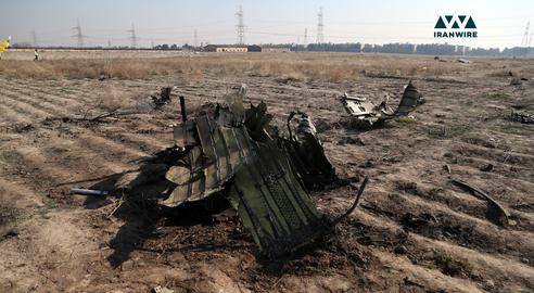 قطعات به جا مانده از هواپیمای اوکراینی در محل سقوط آن. عکس از ایران‌وایر