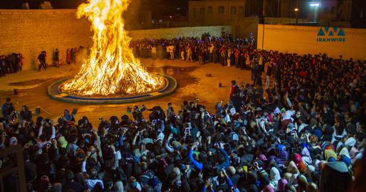 زرتشتیان یزد با برپایی آتش جشن سده را برگزار می‌کنند. عکس از ایران‌وایر
