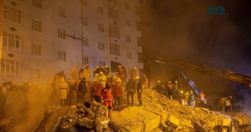 نیروهای امدادی و مردم در حال جست و جو در آوار به جا مانده از ساختمان پس از زلزله در ترکیه. عکس از ایران‌وایر