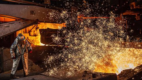 روز اول اردیبهشت‌ ۱۴۰۲، انجمن جهانی فولاد آمار تولید فولاد خام جهان در ماه مارس و ۳ ماهه نخست ۲۰۲۳ را منتشر کرد و بدون هیچ توضیحی نام ایران را از فهرست ۱۰ تولیدکننده بزرگ فولاد جهان حذف و ایتالیا را جایگزین ایران کرد.