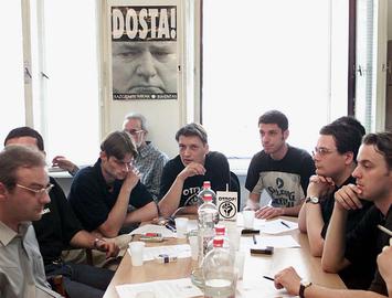 جلسه ایوان ماروویچ و دیگر رهبران جنبش دانشجویی آتپور (OTPOR) برای برنامه ریزی مبارزه غیر مسلحانه علیه حکومت میلاسوویچ