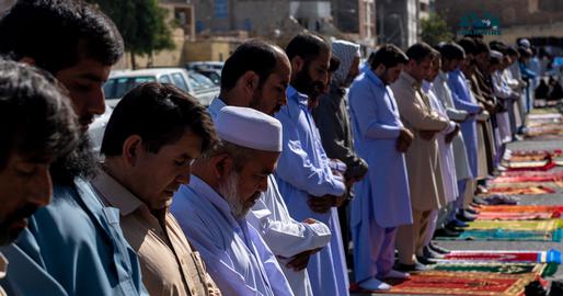 Worshippers praying inside the compound of Zahedan’s Grand Makki Mosque. Photo by Saeed Arabzadeh/IranWire