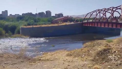 نمایی از جریان آب پس از رها سازی آب سد «چراغ‌ویس» شهر سقز در شب قبل از سالگرد مهسا امینی. بخشی از ویدیو از شهروندخبرنگار