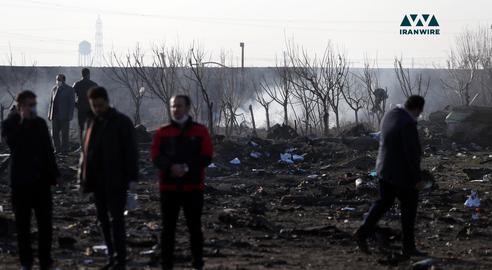 نیروهای امدادی در حال جست و جو در منطقه سقوط هواپیمای اوکراینی. عکس از ایران‌وایر