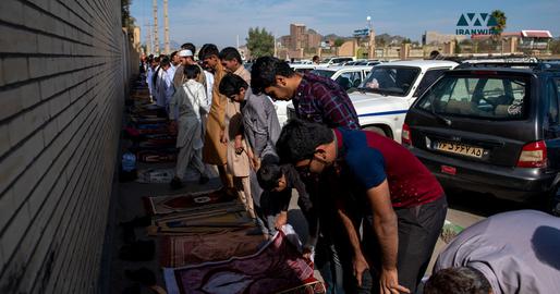 Worshippers praying outside the compound of Zahedan’s  Grand Makki Mosque. Photo by Saeed Arabzadeh/IranWire