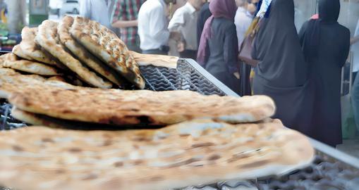 برخی نانواها تعداد محدودی نان به مشتری می‌فروشند