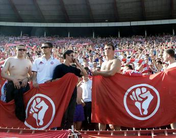 پرچم  جنبش دانشجویی آتپور (OTPOR) در یک بازی فوتبال