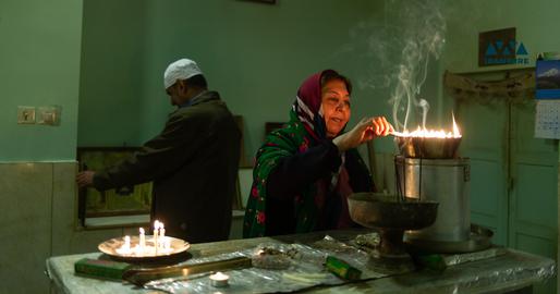 زرتشتیان یزد در حال روشن کردن شمع جهت استفاده در جشن سده. عکس از ایران‌وایر