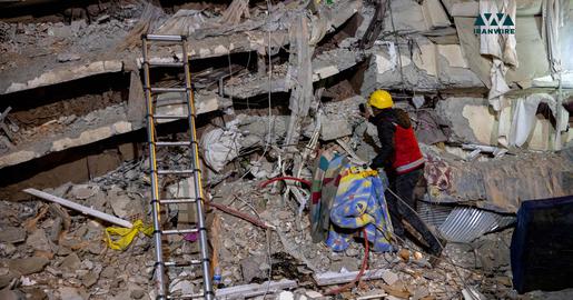 نیروی امدادی در حال جست و جو در آوار به جا مانده از ساختمان پس از زلزله در ترکیه. عکس از ایران‌وایر