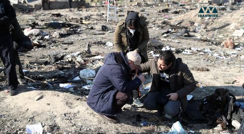 تصویری از خانواده های قربانیان سقوط هواپیمای اوکراینی در محل حادثه. عکس از ایران‌وایر
