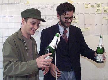 ایوان ماروویچ پس از پیروزی انقلاب صربستان شامپاین باز می‌کند،  سال ۲۰۰۰