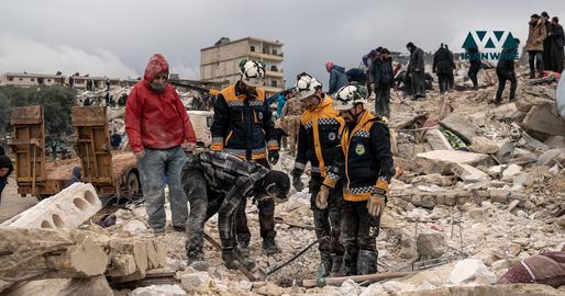 مردم و نیروهای امدادی در حال آواربرداری در زلزله سوریه. عکس از ایران‌وایر