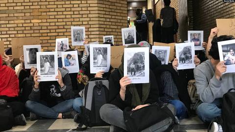 دانشجویان دانشگاه تهران در اعتراض به بازداشت دانشجویان تجمع مکردند
